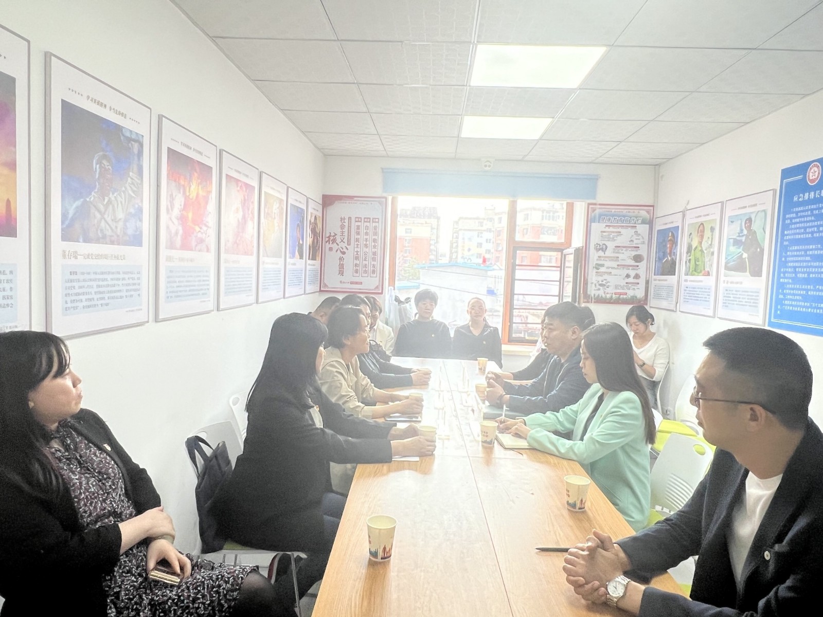 结对关爱  互促共建 ——省妇联深入“双百共建”社区开展活动